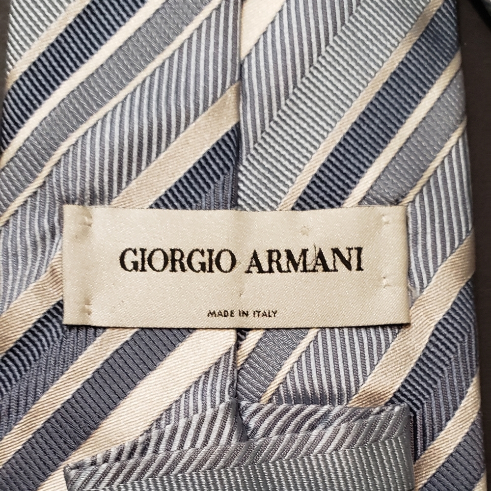 MENS GIORGIO ARMANI BLUE STRIPED HAND MADE IN ITALY 100% SILK NECK TIE